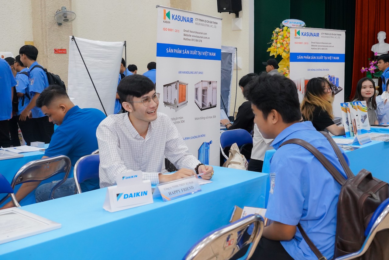 anh-daikin-2-daikin-khong-ngung-nang-cao-tay-nghe-ho-tro-nganh-ky-thuat-dien-lanh-tai-viet-na-1749779962.jpg