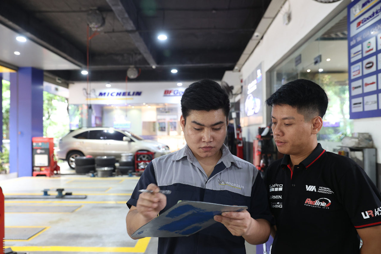 3-nhan-vien-mcs-luon-tim-hieu-va-tu-van-giai-phap-chinh-xac-nhat-dac-biet-se-phai-giai-thich-cho-khach-hang-quy-trinh-8-hang-muc-kiem-tra-an-toan-xe-mien-phi-tai-trung-tam-1759738524.png