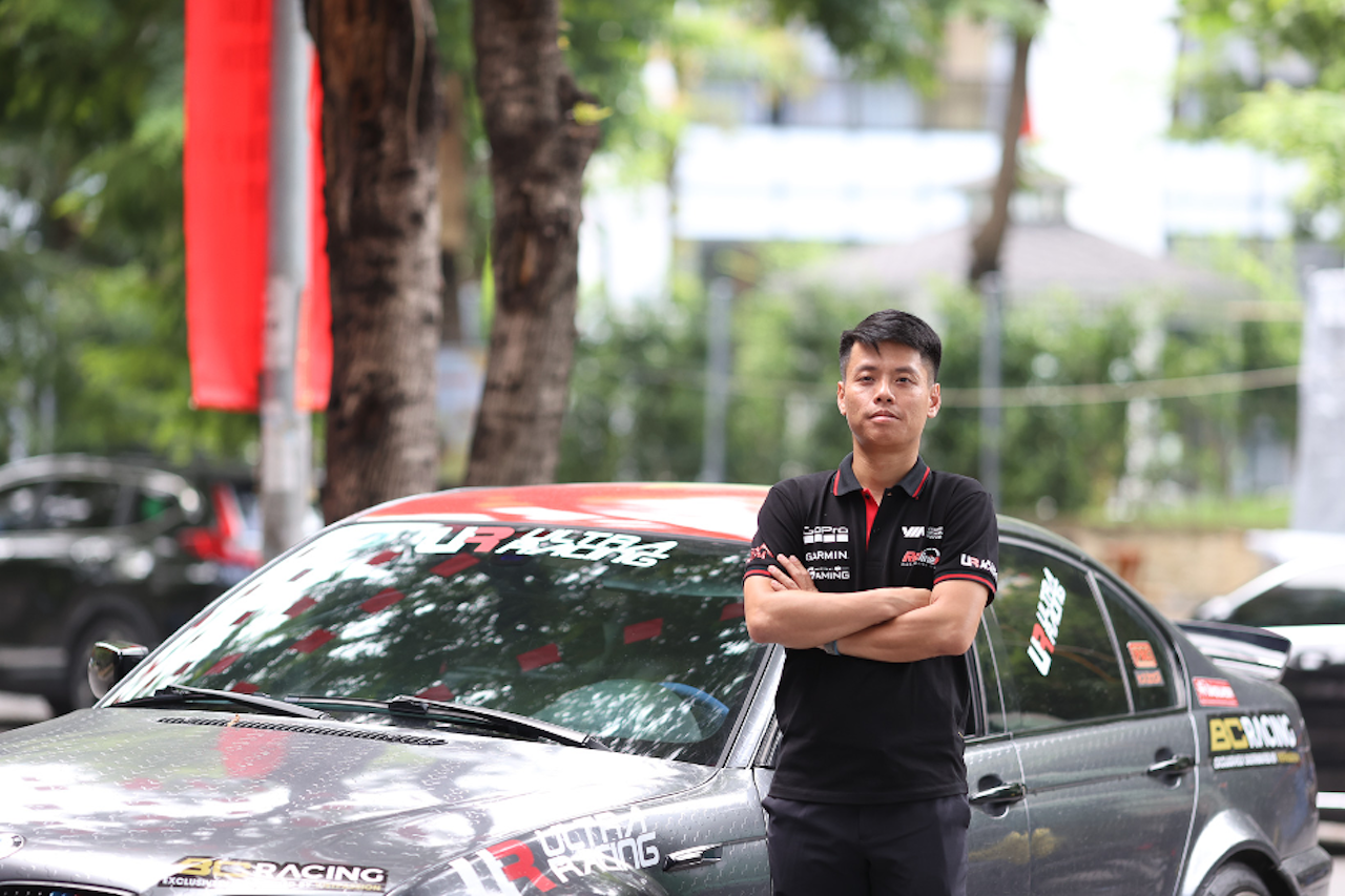 7-anh-truong-nam-thanh-ben-canh-chiec-bmw-chuyen-dung-cho-dua-xe-gymkhana-1759738621.png