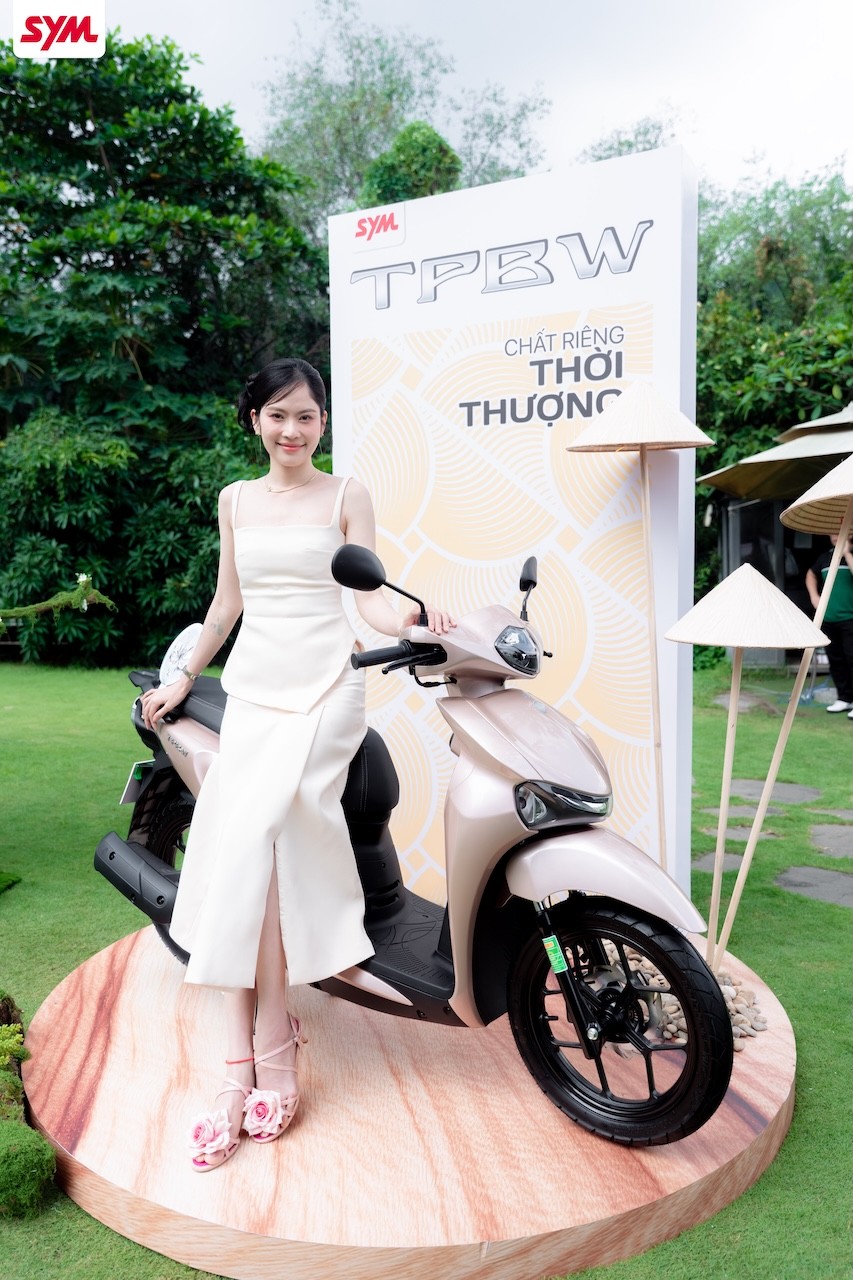 cac-ban-tre-hao-hung-check-in-booth-trung-bay-2-1760421281.jpg