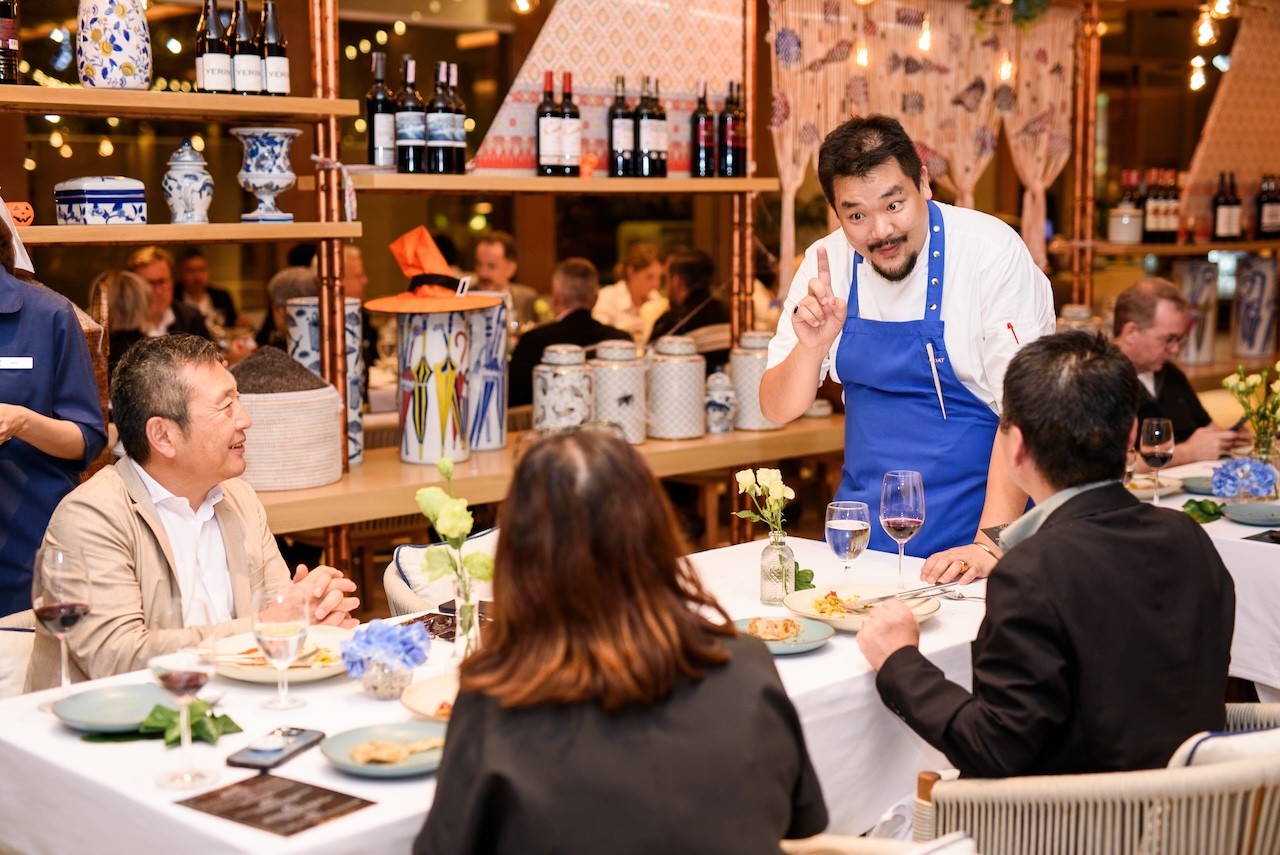 26-michelin-khep-lai-su-kien-trong-tinh-than-sang-tao-dac-trung-noi-khai-niem-vat-lieu-tong-hop-duoc-chuyen-hoa-thanh-ngon-ngu-am-thuc-tinh-te-1761634035.jpg