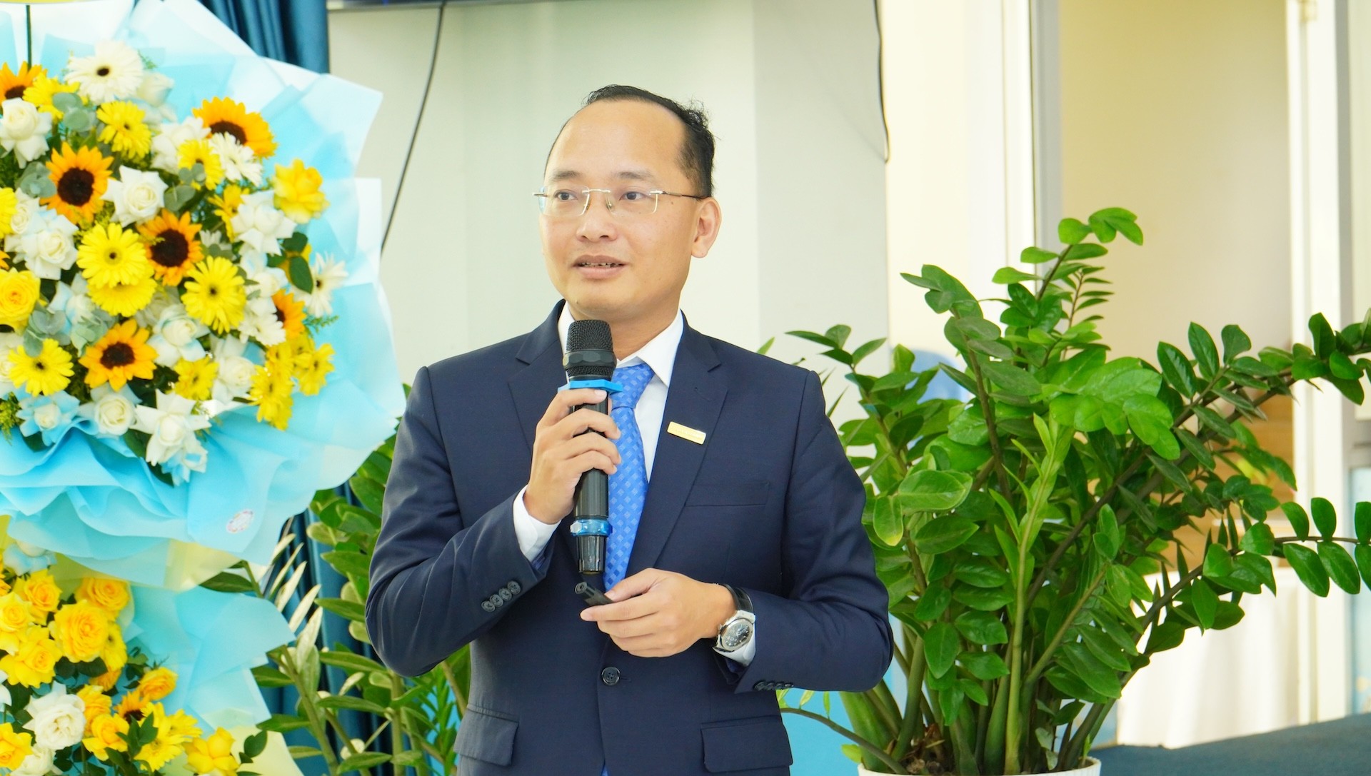 ong-nguyen-vinh-tuyen-pho-tong-giam-doc-ngan-hang-tmcp-nam-a-chia-se-ve-xu-huong-ai-banking-va-su-chuyen-dich-cua-nganh-ngan-hang-trong-ky-nguyen-fintech-1778214277.JPG