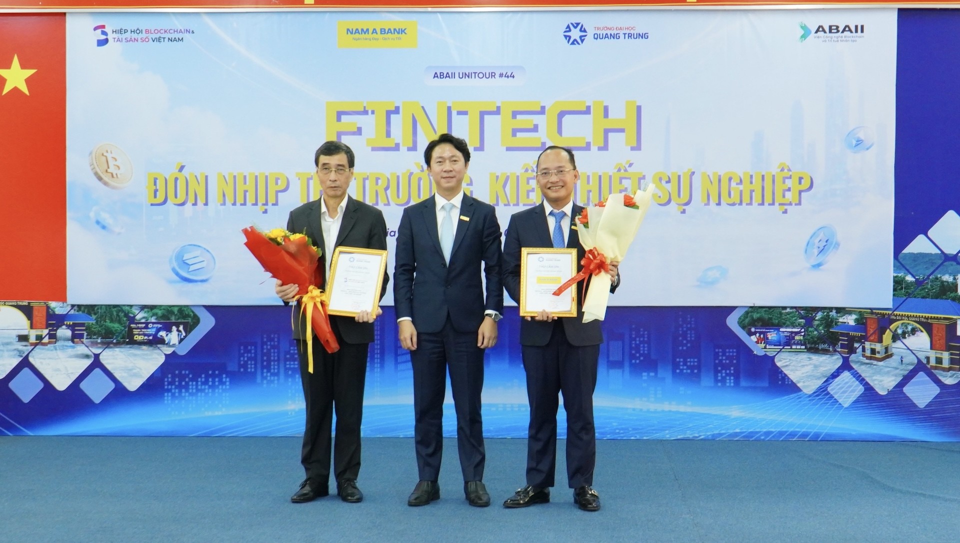 ong-pham-cong-tuan-ha-thanh-vien-hoi-dong-truong-truong-ban-quan-tri-chien-luoctruong-dai-hoc-quang-trung-trao-thu-cam-on-va-hoa-tri-an-toi-cac-don-vi-dong-to-chuc-chuong-trinh-abaii-unitour-44-1778214208.jpg