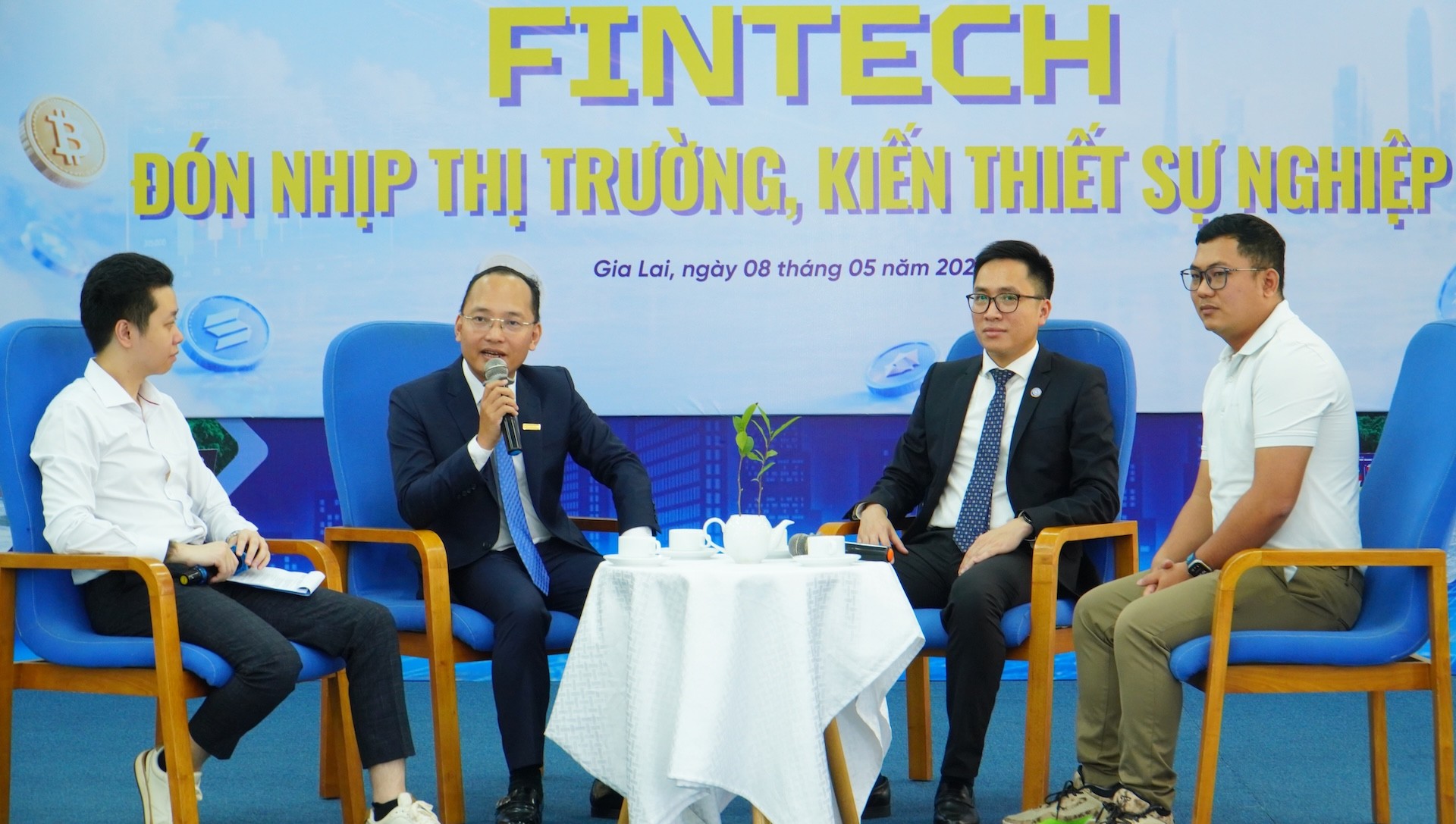 phien-thao-luan-fintech-ai-va-ban-do-su-nghiep-trong-ky-nguyen-tai-chinh-so-thu-hut-su-quan-tam-cua-dong-dao-sinh-vien-tham-du-chuong-trinh-1778214298.JPG