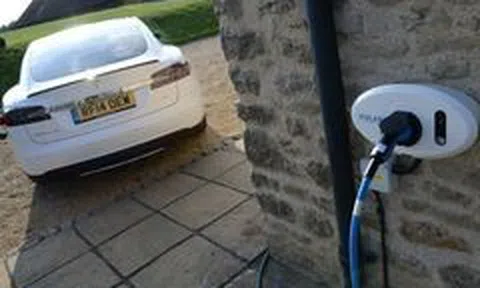 Anh bắt buộc lắp điểm sạc ô tô điện trong nhà mới xây