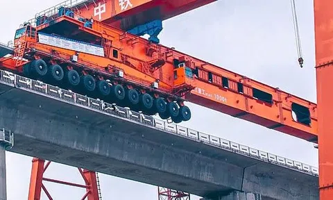 Clip: Cận cảnh "quái vật" khổng lồ xây cầu đường sắt vượt biển 15km