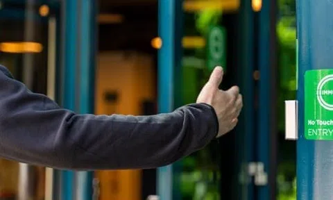 Văn phòng anti-Covid: Mở cửa không dùng tay, robot khử khuẩn và camera đo thân nhiệt