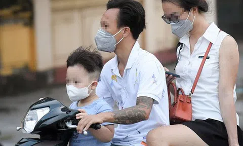 Ra đường mùa dịch: Nhiều người ở Hà Nội nhớ khẩu trang nhưng 'quên' luật giao thông