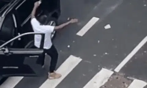 Tài xế bước ra khỏi xe rồi nhảy nhót 'cà khịa' vì bị xe sau bóp còiicon
