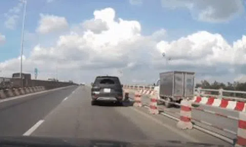 Xe 7 chỗ bỗng nhiên lao dải phân cách, húc lật xe tải trên cầu Thanh Trìicon