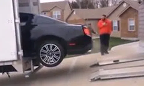 Cố lái Ford Mustang lên thùng xe tải, đầu xuôi nhưng đuôi không lọticon