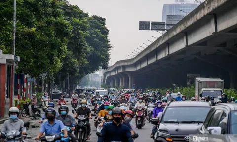 Đường phố Hà Nội đông đúc trước ngày hết giãn cách đợt 4