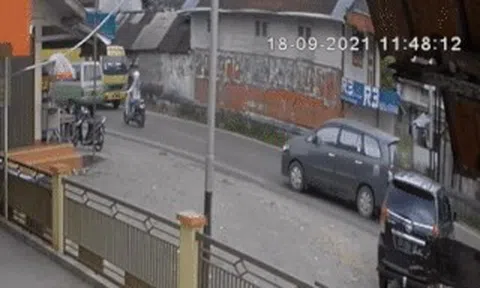 Hai xe tải dồn toa như tàu hoả, húc bay hàng loạt phương tiện trên đườngicon