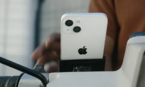 Apple gắn iPhone 13 lên xe máy, tự mâu thuẫn chính mình