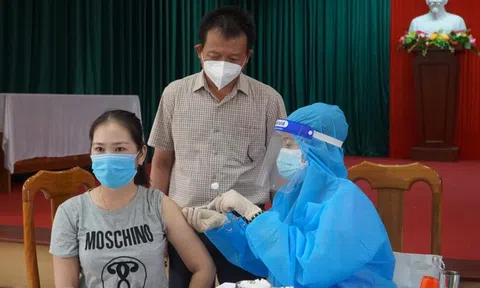 Tiêm 2 mũi vắc-xin AstraZeneca cách nhau 10 phút, nữ giáo viên nói gì?