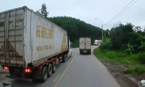 Nóng trên đường: Container vượt ẩu, phanh gấp, khói bay khét lẹticon