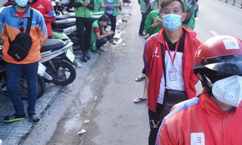 Shipper xếp hàng dài hàng trăm mét từ 4h sáng đợi xét nghiệm, HCDC lúng túng vì quá tải