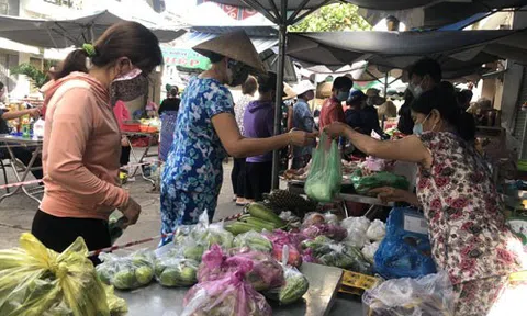 Đi chợ truyền thống, phải biết "cách xa nhau"...