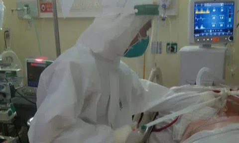 "F0" đút ăn cho bệnh nhân Covid-19