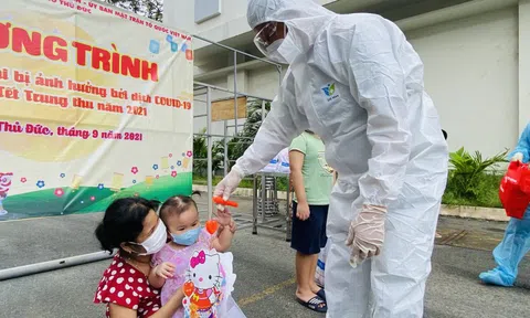 Quà trung thu đến với thiếu nhi khu cách ly, điều trị Covid-19 ở TP Thủ Đức