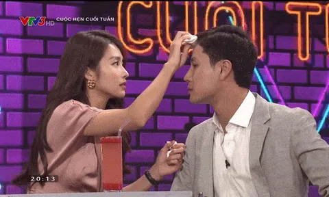 Khoảnh khắc tình tứ của Thanh Sơn và Khả Ngân trên truyền hình