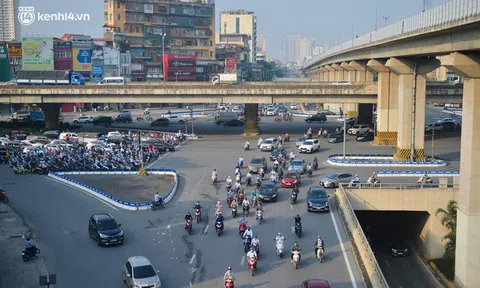 Ảnh: Hà Nội sáng đầu tiên nới lỏng giãn cách xã hội, người dân lại được trải nghiệm "đặc sản" tắc đường