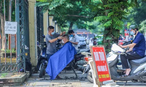 Người dân Hà Nội xếp hàng, chờ nhiều giờ để cắt tóc