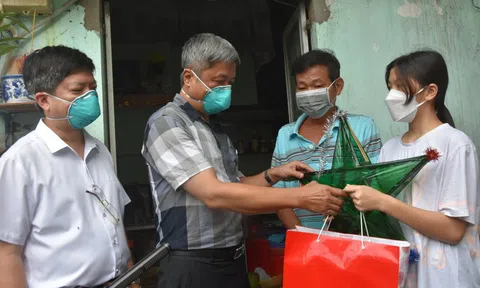 Tặng quà trung thu cho các em nhỏ có người thân mất do Covid-19