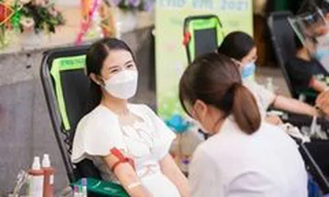 Hoa hậu Ngọc Hân đi hiến máu và trao quà trung thu tại bệnh viện