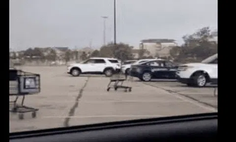 Loạt xe đẩy hàng siêu thị 'húc đầu' ô tô trong bãi đỗicon