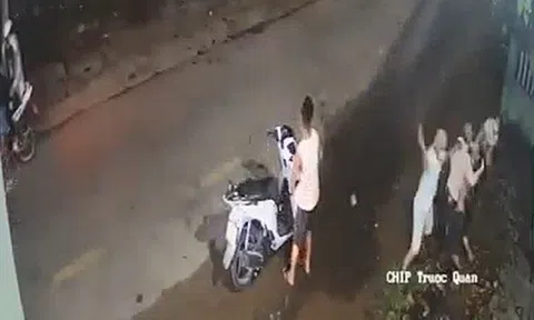 CLIP: Nhóm thanh niên đánh nhau "như phim" ở Quảng Nam