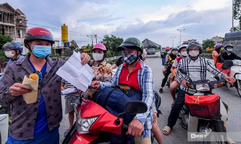 Người dân tay xách, nách mang ùn ùn về Thủ đô sau nới lỏng giãn cách