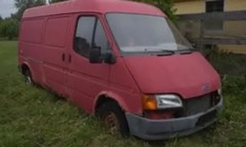 Ford Transit bị bỏ hoang 12 năm rỉ sét nặng vẫn chạy tốt