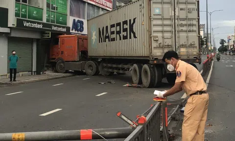 Xe container lao thẳng vào chi nhánh ngân hàng ở Phú Nhuận, TP HCM