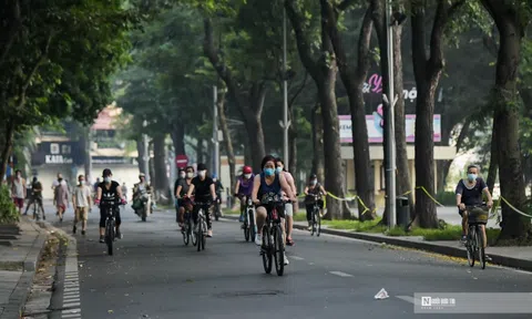 Hà Nội: Người dân ùn ùn ra đường tập thể dục