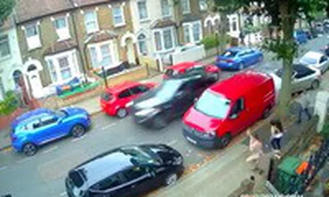 Tên trộm Range Rover liều lĩnh tông liên hoàn ô tô để chạy thoáticon