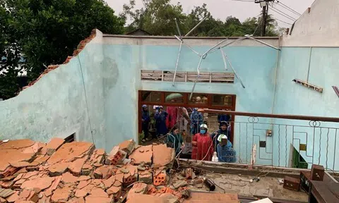 Bão số 6 gây mưa lớn ở miền Trung, nhiều nhà dân bị tốc mái do lốc xoáy