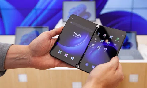 Smartphone vừa ra mắt của Microsoft đắt hơn iPhone 13
