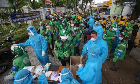 Các doanh nghiệp lần đầu tự tổ chức xét nghiệm, shipper chạy... tốc hành