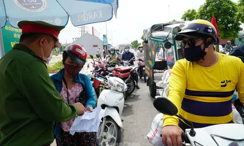 Thiếu giấy tờ, người dân buộc phải 'quay đầu' tại cửa ngõ Hà Nội