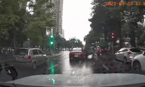 Kinh hoàng ô tô "điên" tông vào nhiều người đang dừng chờ đèn đỏ ở Hà Nội