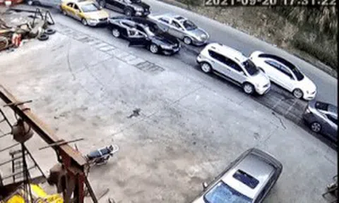 Xe đầu kéo 'từ trên trời rơi xuống', ủi bay hơn chục xế hộp như trong phimicon