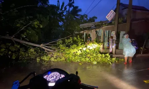 Quảng Nam đang có gió mạnh, lốc xoáy làm tốc mái nhiều nhà dân