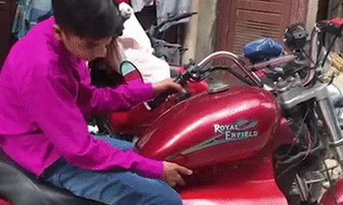 Cậu bé 15 tuổi chế mô tô Royal Enfield cũ thành xe chạy điện