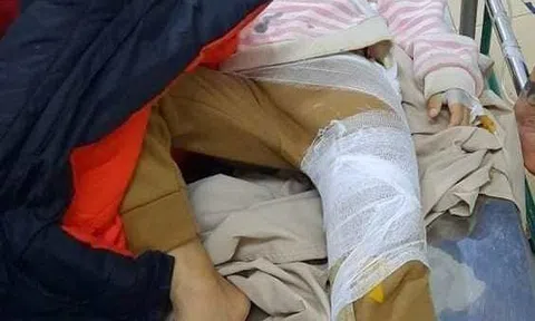 Sạt lở đất làm sập nhà dân trong đêm, 2 chị em bị thương