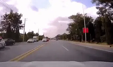 Phản ứng nhanh giúp tài xế tránh đâm trực diện với 'xe điên'icon