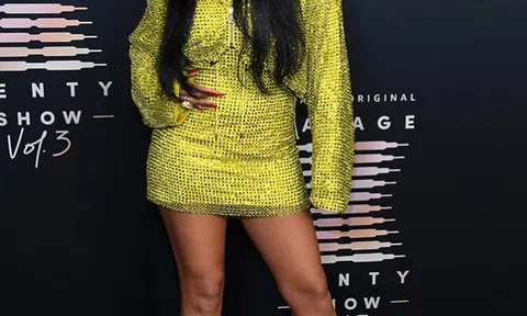 Rihanna thấy điên rồ khi được chúc mừng vì là tỷ phú