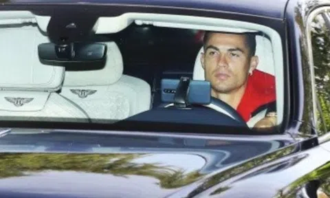 Cristiano Ronaldo dùng điện thoại Huawei đời cũ