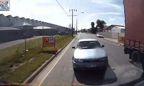 Toyota Camry đâm trực diện xe tảiicon