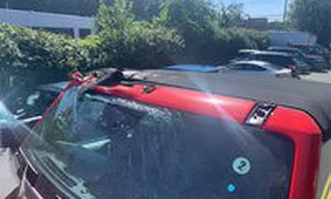 Xe vỡ kính lái vẫn giao mới cho khách, đại lý phủi trách nhiệmicon